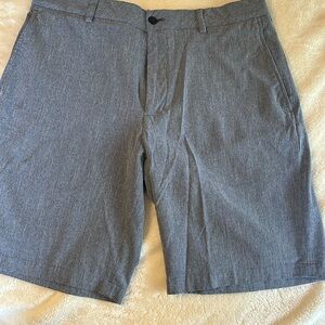 Men’s bluish-gray Walter Hagen golf shorts 34”